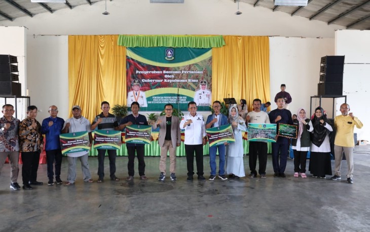 Gubernur Ansar saat Serahkan Bantuan Pertanian di Batam Untuk Meningkatkan Ketahanan Pangan