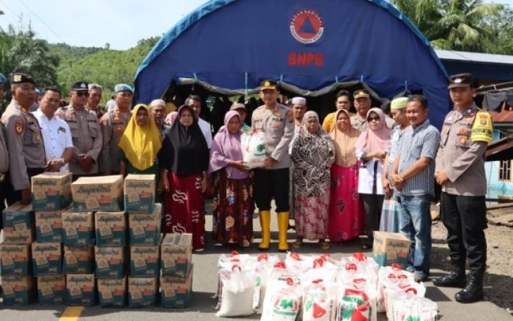 Sosok Polisi pengayom, ada pada Kapolres Tapanuli Selatan (Tapsel), AKBP Imam Zamroni, SIK, MH, yang langsung menyentuh para korban banjir di Kelurahan Rianiate, Kecamatan Angkola Sangkunur, dengan memberikan bantuan sosial