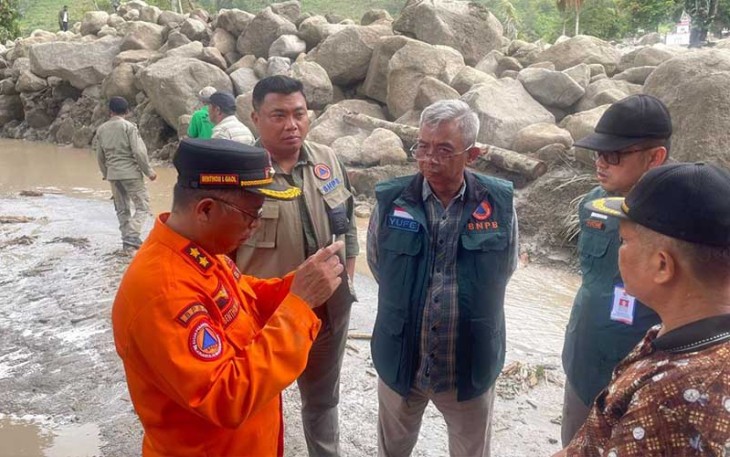 Tim BNPB berkoordinasi dengan Kepala Pelaksana BPBD Kabupaten Humbang Hasundutan di lokasi terdampak bencana banjir bandang Desa Simangulampe, Kecamatan Baktiraja, Kabupaten Humbang Hasundutan, Sumatera Utara, Minggu (3/12).