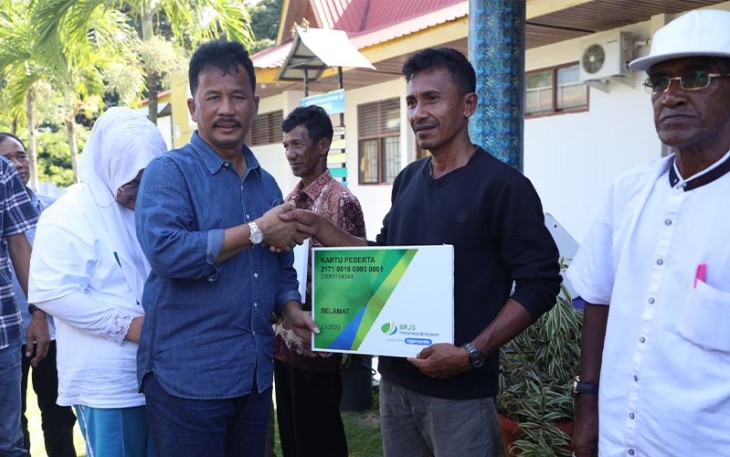 Kepala BP Batam Muhammad Rudi saat secara simbolis Serahkan Kartu BPJS Ketenagakerjaan ke Nelayan Galang