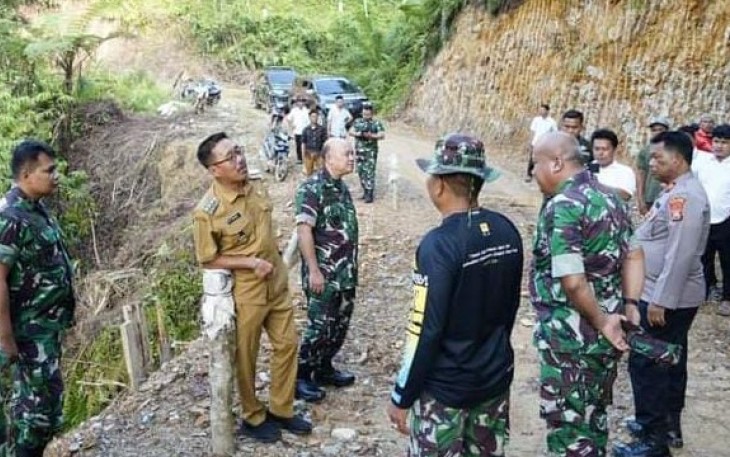 Bupati Labusel saat Tinjau Perbaikan Jalan di Desa Marsonja 