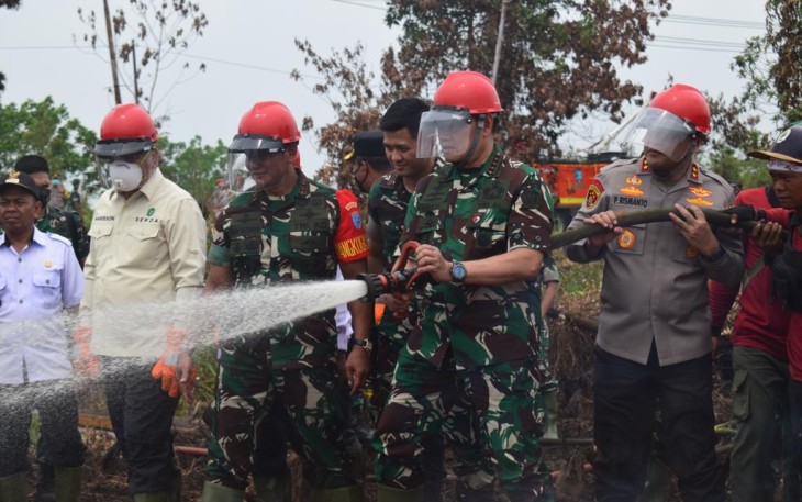 Panglima TNI Laksamana TNI H. Yudo Margono, S.E., M.M., C.S.F.A. beserta rombongan saat menyemprotkan air ke titik Karhutla di Kabupaten Mempawah, Kalimantan Barat, Rabu (23/8/2023). 
