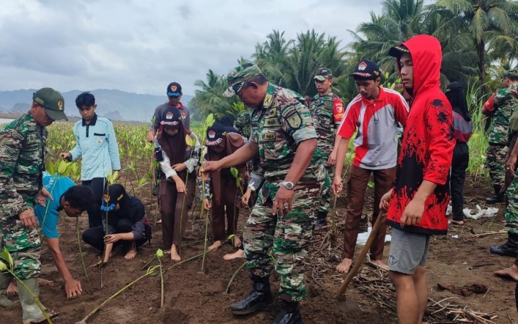 Penanaman Pohon Mangrove oleh Koramil 0806/11 Panggul dan Masyarakat Desa Nglebeng
