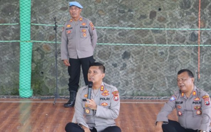 AKBP Imam Zamroni, SIK, MH, yang terlihat tak canggung duduk sama rendah, saat dengarkan berbagai keluhan dari para Bhabinkamtibmas Polsek jajaran Polres Tapanuli Selatan (Tapsel)