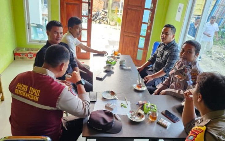 Personel PolsekSD Hole, mengajak ke segenap Panitia Pengawas (Panwas) Pemilu di Kecamatan untuk tetap menjaga netralitas