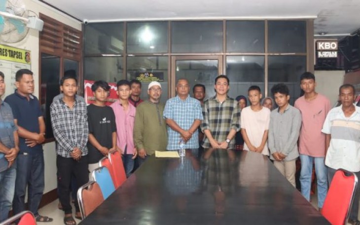 Kasat Reskrim Polres Tapsel, AKP Rudy Saputra, SH, MH, memimpin langsung proses perdamaian atau mediasi antara pihak korban dan para terduga pelaku penganiayaan, Rabu (26/4/2023) lalu.