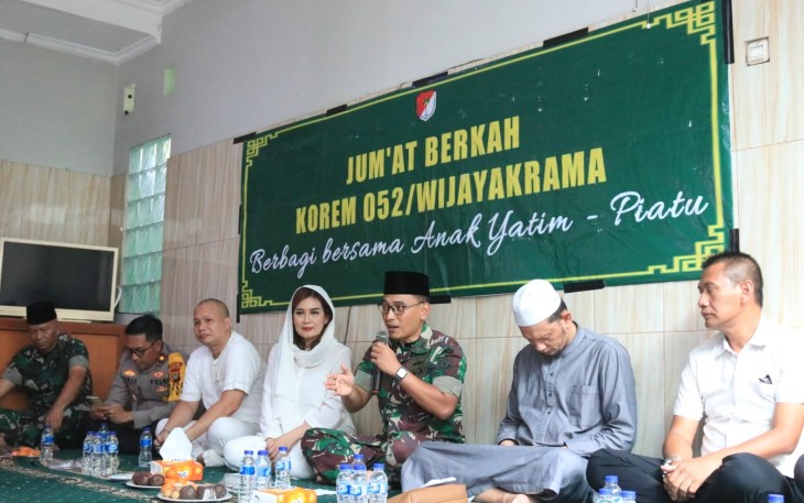 Jumat berkah, Korem 052/Wkr kali ini memberikan bantuan dan santunan kepada anak anak yatim-piatu yang di wakili  oleh Kasiter Kasrem 052/Wkr, Kolonel Arm Mulyadi S.IP bertempat  di Yayasan Raudhatul Hikmah Jl. Aria Putra No. 11 RT 09 RW 01 Kel. Sawah Baru Kec Ciputat Tangerang Selatan, Jumat (22/12/2023)