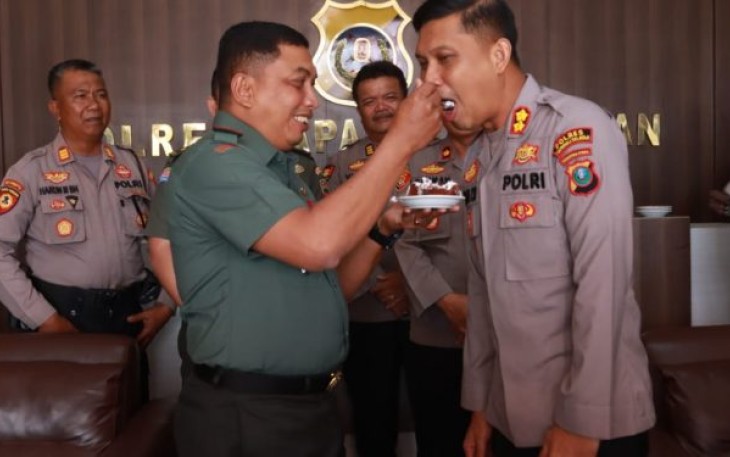 Dandim 0212/TS Menyuapi Kapolres Tapsel dengan Kue Ulang Tahun HUT Bhayangkara yang Ke-77
