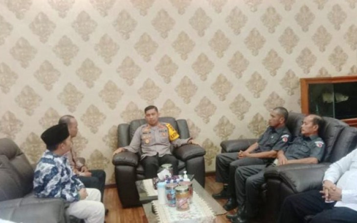 Dalam rangka menjalin sinergi antar sentra penegakan hukum terpadu (Gakkumdu), Bawaslu Tapanuli Selatan (Tapsel) menggelar audiensi dengan Kapolres, AKBP Imam Zamroni, SIK, MH, pada Senin (18/9/2023) siang. Pertemuan silaturahmi antara dua institusi di Mako Polres Tapsel ini berjalan penuh dengan kekeluargaan.