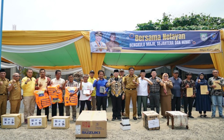 Gubernur Rohidin Gelontorkan Bantuan untuk Seluruh KUB Nelayan di Bengkulu