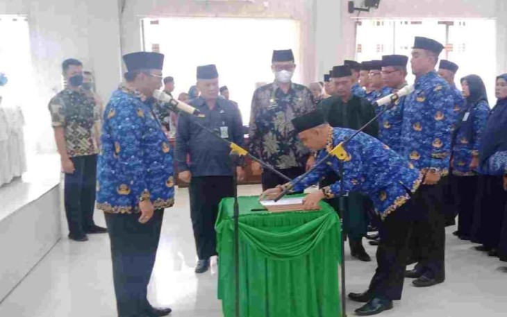 Bupati Pasaman saat Lantik 32 Pejabat Administrator dan Pengawas