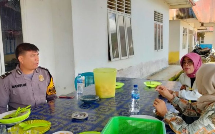 Bhabinkamtibmas Polsek SD Hole, Aipda Karya Bangun, sempatkan diri berbincang dengan masyarakat.
