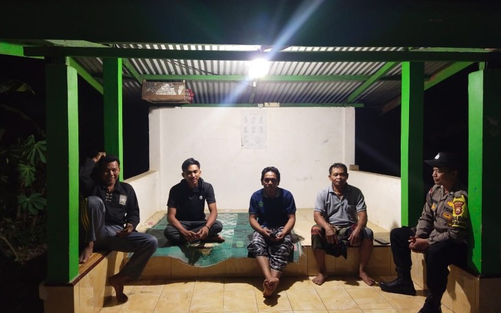 Bhabinkamtibmas Posek Putri Hijau saat Sambangi Pos Kamling