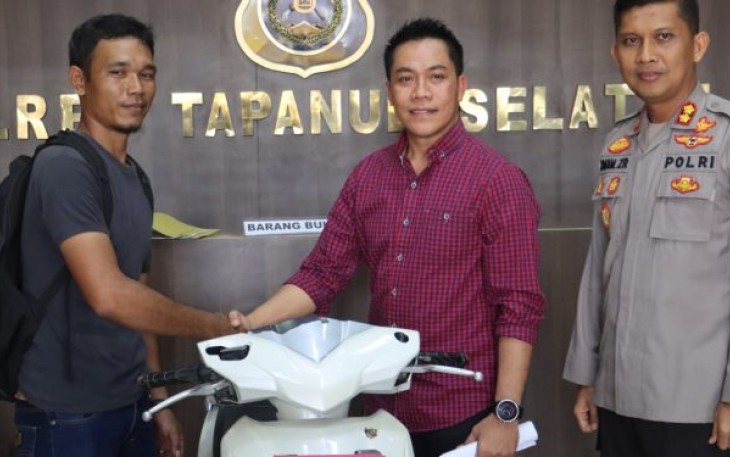 Kurnia Pakpahan (37), korban pencurian dengan pemberatan (Curat), mengucapkan terima kasih ke Kapolres Tapanuli Selatan (Tapsel), AKBP Imam Zamroni, SIK, MH, Kasat Reskrim, AKP Rudy Saputra, SH, MH, serta jajaran, karena sepeda motornya yang sempat dicuri, kini sudah kembali lagi kepadanya.