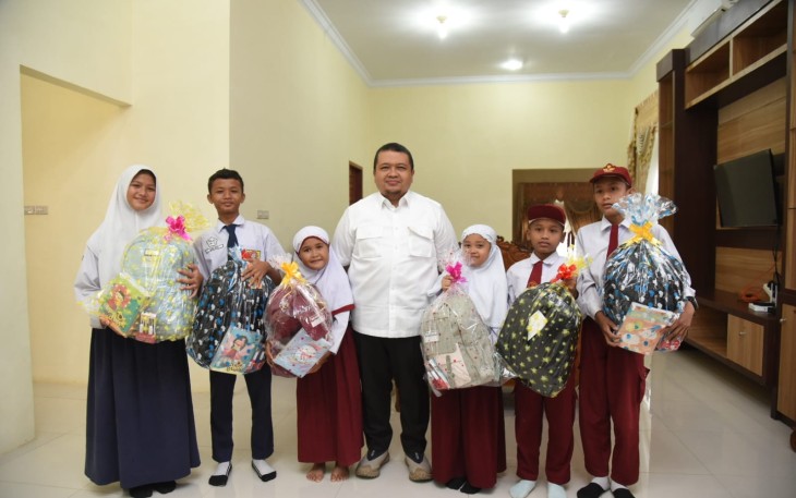 Bupati Tapsel H Dolly Pasaribu photo bersama dengan Enam Pahlawan Muda FTBI