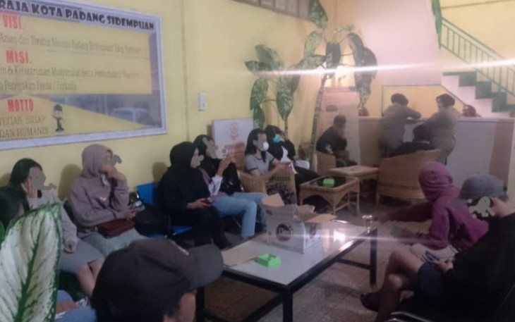 Pasangan diluar Nikah saat berada di Kantor Satpol PP Padangsidimpuan, setelah terjaring Razia Penyakit Masyarakat dari sejumlah tempat