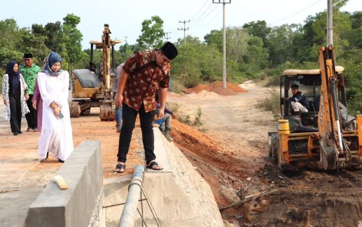 Bupati Bintan Roby saat Tinjau Perbaikan Jalan Lintas Barat