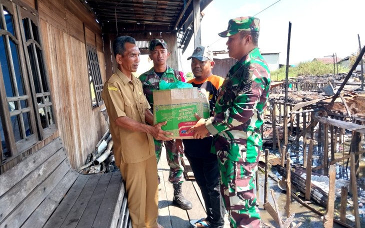 Bentuk Kepedulian Babinsa Danau Panggang Serahkan Bantuan Sembako Kepada Korban kebakaran