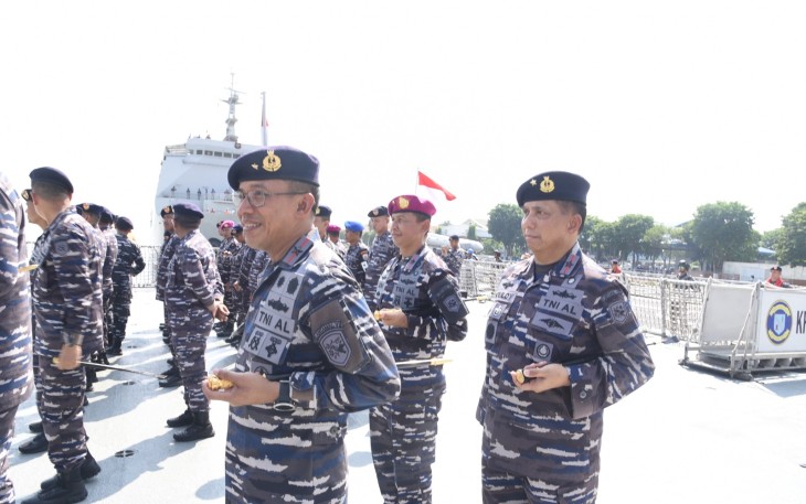Komandan Lantamal VI (Danlantamal VI)  Makassar Laksamana Pertama TNI Ivan Gatot Prijanto, S.E, M.Tr. Opsla. menghadiri acara inspeksi kapal perang (Admiral Inspection) dalam rangka Rangkaian Sertijab Pangkoarmada II, bertempat di Dermaga Madura Koarmada II Surabaya, Minggu (17/12/2023)
