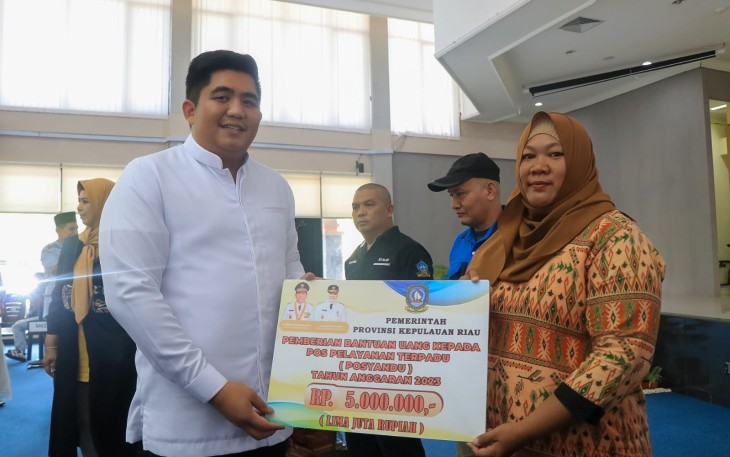 Bupati Bintan Roby Kurniawan SPWK saat turut menyerahkan bantuan secara simbolis.