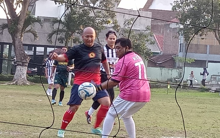 Dandim 0806/Trenggalek Letkol Czi Yudo Aji Susanto, S.Sos, M.A., dan prajurit Kodim 0806/Trenggalek tak hanya terampil di ranah militer, namun juga memukau dalam dunia futsal, Sabtu (16/12/2023)
