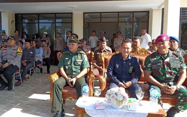 Kasdim 1310/Bitung (Kiri) Menggunakan Pakaian PDH saat mengikuti apel Mantap Brata Di Mapolres Bitung