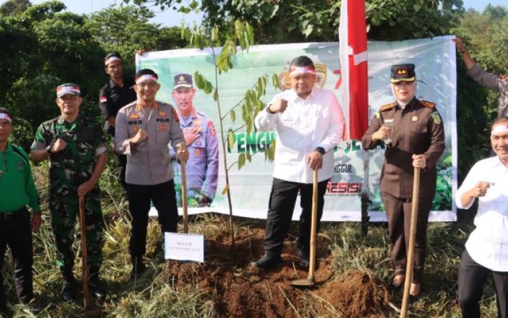Kapolres Tapanuli Selatan (Tapsel), AKBP Imam Zamroni, SIK, MH, menjelaskan bahwa pihaknya bersama pemerintah daerah, TNI, Kejaksaan, dan stake holder lainnya menanam 1.500 bibit Pohon.