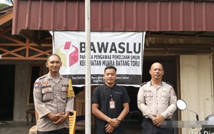 Personel Polsek Batang Toru saat kunjungan silaturrahim ke Panwas Kecamatan Muara Batang Toru