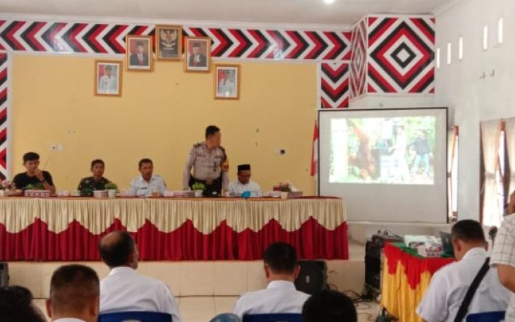 Polsek Sipirok melalui Bhabinkamtibmas-nya, Aiptu Anwar Sadat Harahap, SH, dalam sosialisasi yang membahas persinggungan antara Orang Utan Tapanuli dan manusia