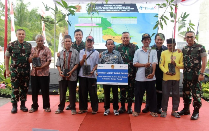 Panglima Kostrad (Pangkostrad) Mayjen TNI Muhammad Saleh Mustafa yang didampingi Direktur Utama PT Timah Tbk. Bapak Ahmad Dani Virsal, Pj Gubernur Kepulauan Bangka Belitung Safrizal ZA, Kapolda Kepulauan Bangka Belitung, Irjen Pol Dr. Tornagogo Sihombing, SIK., M.Si, dan Komandan Korem 045 Garuda Jaya, Brigjen TNI Agustinus Dedy Prasetyo., saat meresmikan Gerakan TNI AD Manunggal Air kerjasama Kostrad dan PT Timah di Desa Batu Beriga, Kec. Lubuk Besar, Kab Bangka Tengah, Provinsi Kepulauan Bangka Belitung
