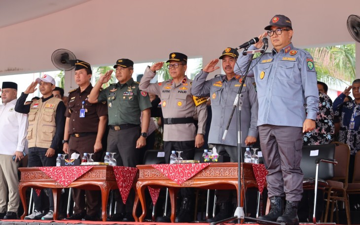 Dandim Bersama Forkopimda Kukar Hadiri Apel Gelar Pasukan Penyerahan BKO Satlinmas