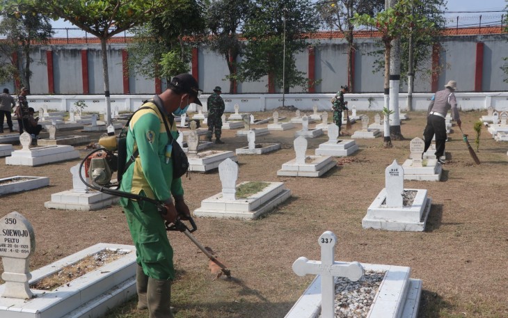 Kodim Tulungagung Gelar Kerja Bakti Bersihkan TMP Tulungagung