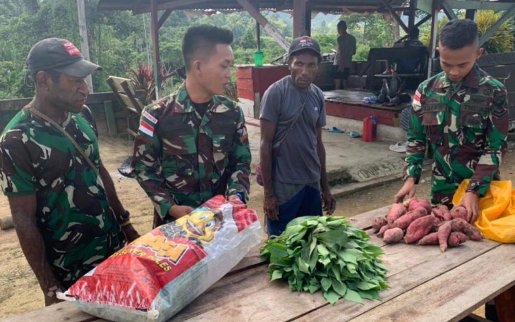 Warga Bawa Hasil Kebun Untuk Satgas Yonif 143/TWEJ