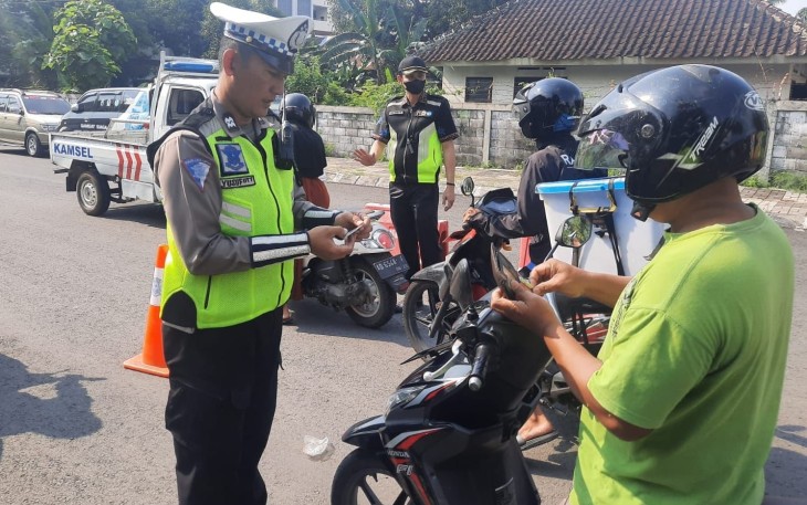 Petugas Sat Lantas Polres Karanganyar, saat menggelar razia kendaraan bermotor. Senin (15/5/2023)