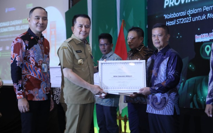 Pj Gubernur Agus Fatoni Serahkan Penghargaan Pemenang Desa Cantik di Sumsel
