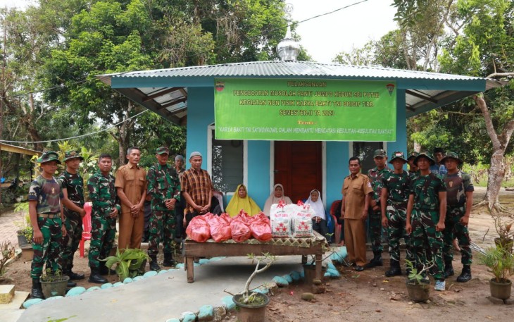 Prajurit Brigif 7/RR Rehab Musholla dan Berikan Bansos di Panti Jompo Wredha Sei Putih