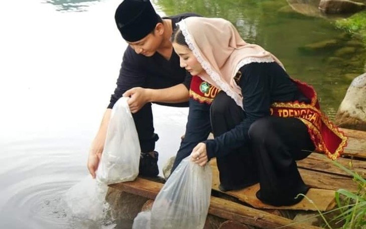 Bupati Trenggalek, Mochamad Nur Arifin, bersama istri, saat menebar 275 ribu benih ikan Tawes, di Kedung Robot, Desa Bogoran, Kecamatan Kampak, Kamis (30/11/2023)