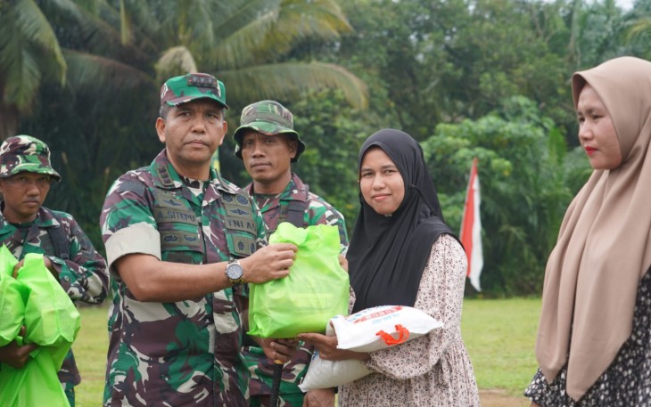 Danrem 022/PT saat bagikan sembako pada acara Pembukaan TMMD Ke-118 di Desa Timbang Lawan Kecamatan Bahorok