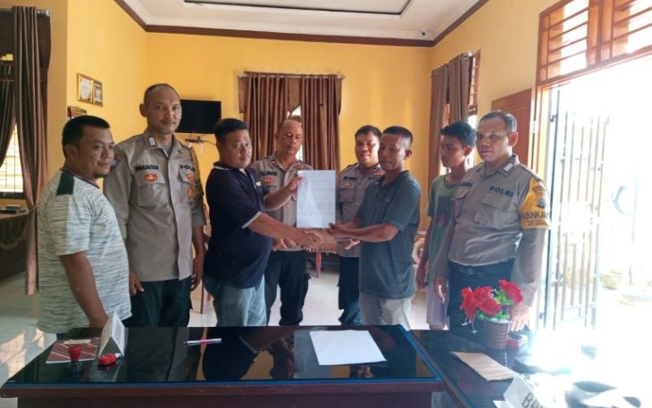 Ps Kanit Binmas Polsek Batang Toru dan peserta mediasi kasus pencurian kelapa sawit
