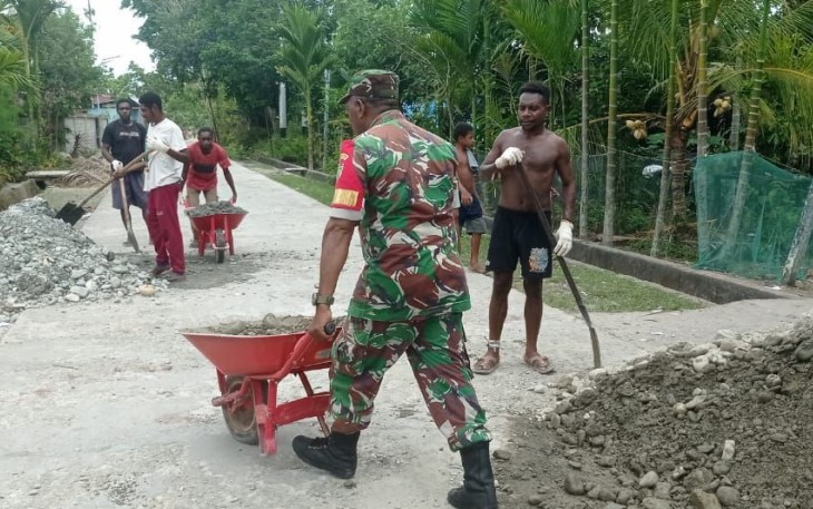 Babinsa Koramil 1710-02/Timika Bantu Warga Timbun Halaman Rumah