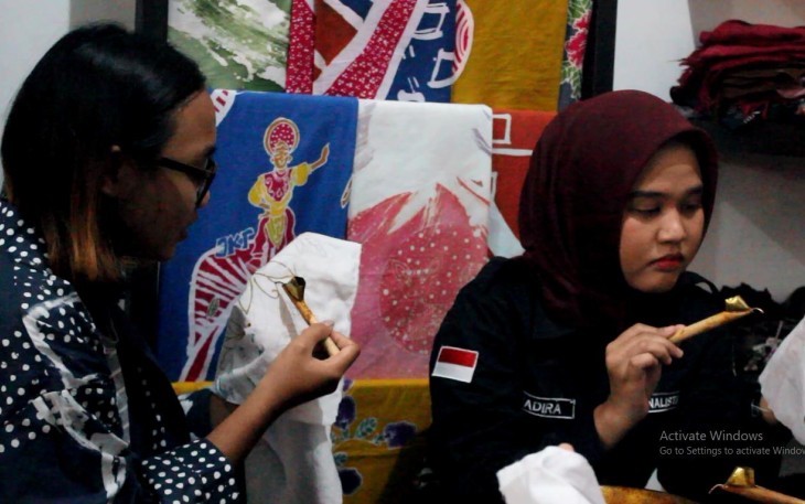 Mahasiswa Politeknik Negeri Jakarta sedang mencating dari sketsa yang sudah diberikan Foto by Zaky Abdurrahman