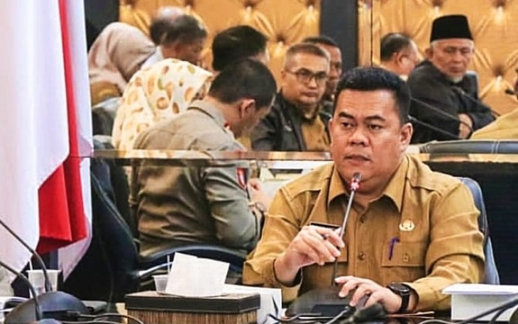 Sekda Bintan Ronny Kartika saat memimpin Rapat