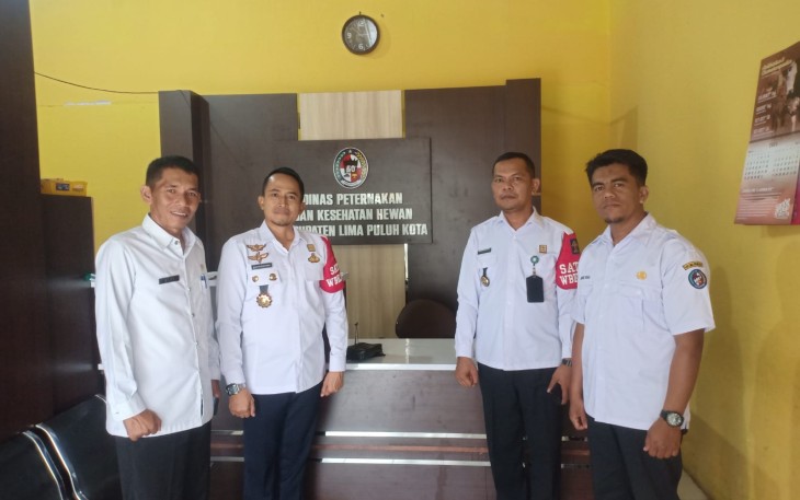 Kalapas Suliki, Kamesworo saat berada di Dinas Peternakan dan Kesehatan Hewan setempat.