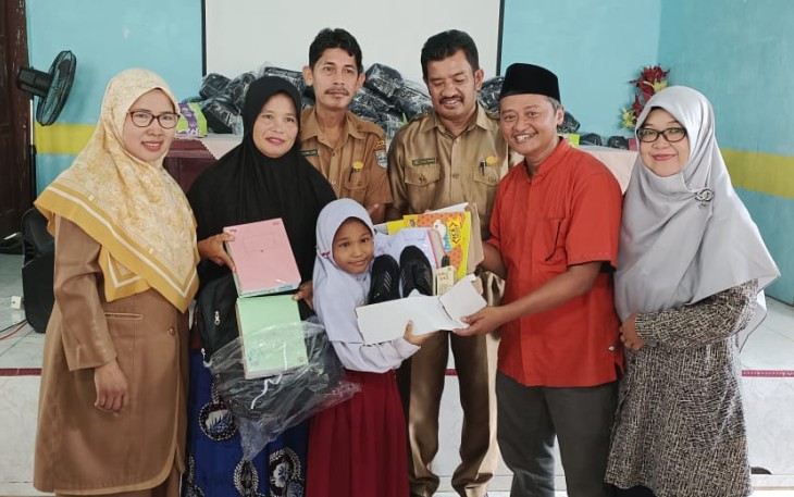 Supriono saat salurkan bantuan Perlengkapan Sekolah di beberapa Sekolah Dasar (SD) di Kecamatan Pasaman pada hari Selasa (7/11/2023).