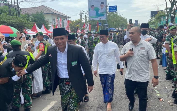 Nadliyin saat Berebut Salaman dengan AHY di Resepsi Puncak Satu Abad NU