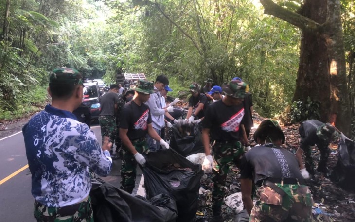 Peduli Lingkungan, Denzipur 14/GB Lakukan Kerja Bhakti Dengan Masyarakat
