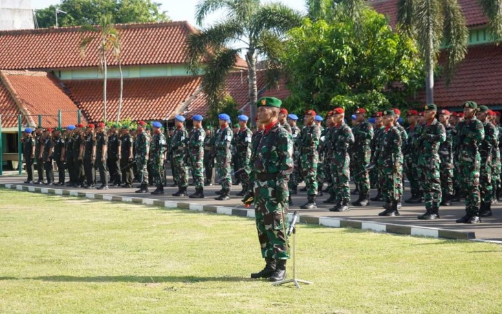 Kasrem 064/MY Kolonel Inf Nurkhan memimpin upacara dalam rangka memperingati hari Juang TNI AD ke-78 tahun 2023, yang di adakan di lapangan Makorem 064/MY Jalan Maulana Yusuf No 9 Kota Serang Banten, Jumat (15/12/2023)