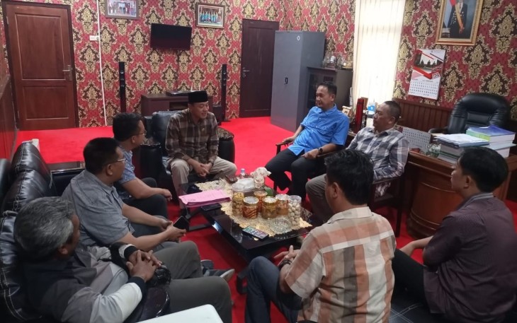 Empat fraksi gabungan saat menemui Ketua DPRD Karanganyar Bagus Selo di ruang kerjanya, Kamis (2/2/2023).