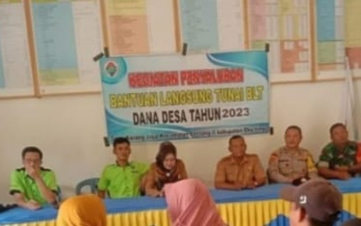 Penyaluran BLT DD di Desa Karang Jaya, Rabu (29/03/2023).