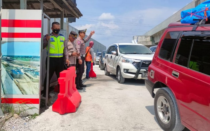 Anggota Pos Pam Exit Tol Ngasem Polres Karanganyar sedang melakukan pengaturan arus lalu lintas, Rabu (26/4/2023) siang.